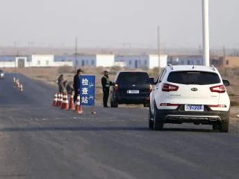 中共警察加強在新疆魯克沁維穩檢查