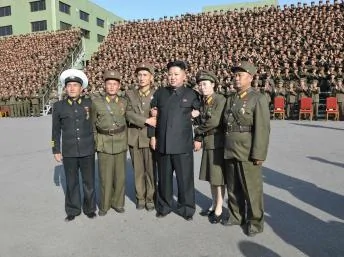 朝鲜最高领导人金正恩10月下旬与军人合影