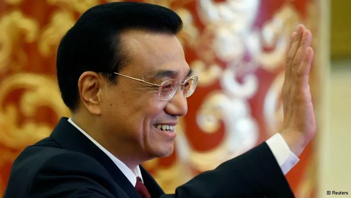 China's newly-elected Premier Li Keqiang waves during the annual news conference following the closing session of the National People's Congress(NPC) at the Great Hall of the People in Beijing March17,2013. REUTERS/Kim Kyung-Hoon(CHINA- Tags: POLITICS)