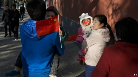 北京故宫中抱孩子的游客（2013年11月16日）