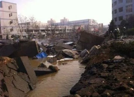 青島爆炸致路面變成河道