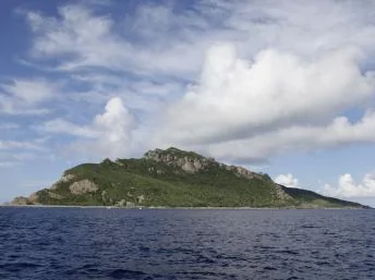 中日有主权争议岛屿附近水域，中国称钓鱼岛，日本称之为尖阁诸岛。