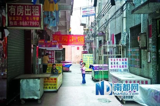 东莞高埗镇裕元厂附近出租屋的租客几乎都是裕元厂员工，上班时分，街道显得有些冷清，只有留守在家的孩子们在玩耍。南都记者陈奕启摄
