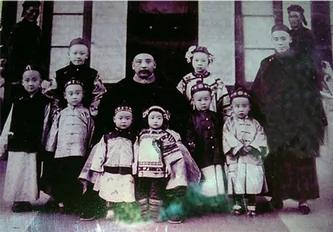 袁世凯与一妻九妾合影 字写得不错