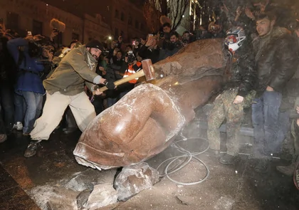 乌克兰民众持铁锤敲击列宁铜像泄愤。美联社
