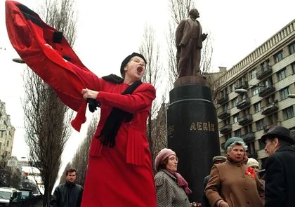 列宁铜像被毁坏前的模样。欧新社