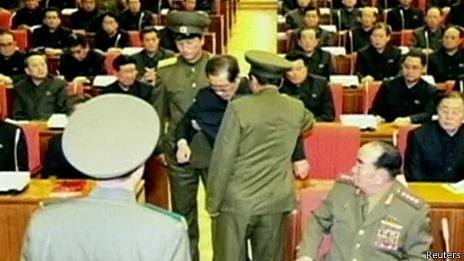 朝鮮中央通訊社公佈的照片顯示在一次政治局會議上警衛將張成澤從他的座位上帶走