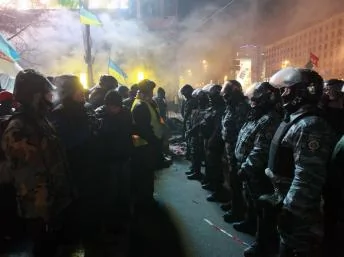 2013年12月10日到11日夜间，乌克兰基辅独立广场上的示威者和镇压警察面对面的情景。