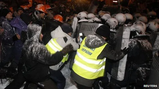 警察與示威者衝突
