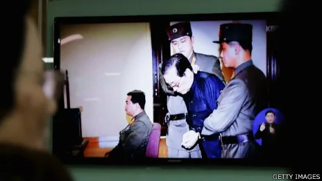 韩国首尔火车站民众驻足收看电视播放朝鲜处决张成泽新闻（13/12/2013）