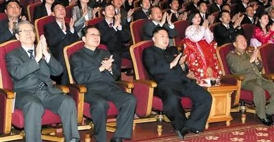 2013年4月15日，张成泽（左二）和金正恩一起看演出。