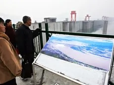 图片：游客观赏三峡大坝（法新社）