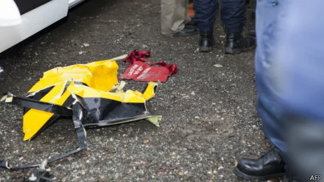 法國利布爾訥市呂貢鎮直升機墜毀現場找到了一塊殘骸（21/12/2013）