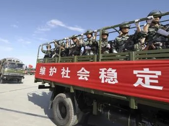 中国武警部队在新疆哈密进行联合反恐演习2013年7月2日。