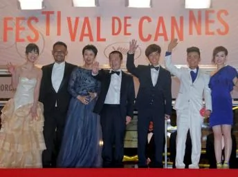贾樟柯(中)(左至右)李萌,姜武,赵涛,罗兰山,王宝强和妻马荣在第66届嘎纳电影节2013年5月