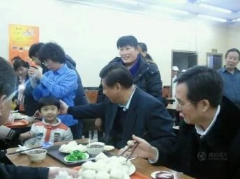 2013年12月28日，中共總書記習近平在北京一家慶豐包子鋪用餐。