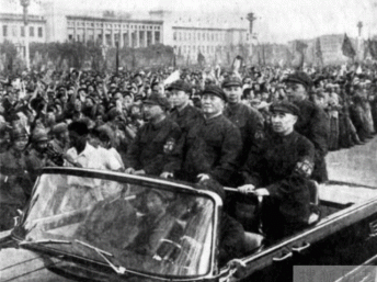 1966年8月31日，毛澤東第二次在天安門廣場檢閱來自各地的紅衛兵。紅衛兵的「造反有理」在全國演變成大規模暴力