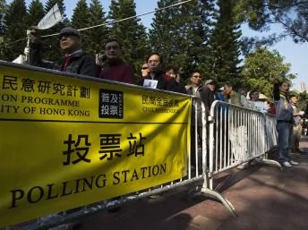 香港大學民意研究計劃在元旦進行的公投投票站外一度出現人龍