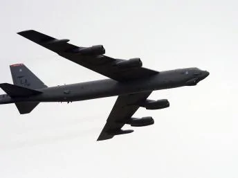2013年3月19日飞越韩国南部的美军B-52型轰炸机