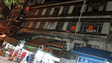 香港元朗被改装成淫窟的商场外观（BBC中文网图片17/1/2014）