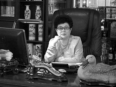 程紅，遼寧西豐縣富商，曾開辦遼北第一家私人博物館，現因集資詐騙被刑拘。