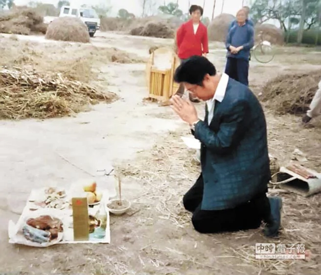 傅達仁已找不到父親的墳墓，過去只能在原址跪地悼念。