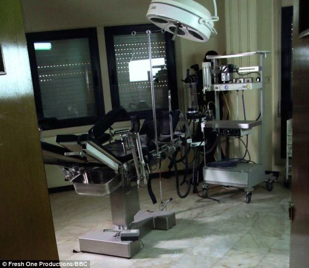 女孩们被卡扎菲强奸之前，在妇产科医用套间接受性传播疾病检查。