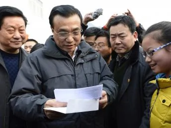 2014年1月26日，中国总理李克强在陕西镇安县移民安置区视察时，阅读初中生江欣桐写给他的信。