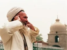 圖片：新疆吐魯番清真寺，一名穆斯林信徒在祈禱。（法新社）
