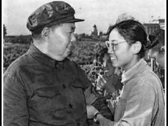 在天安门城楼给毛泽东戴上红卫兵袖章的宋彬彬1966年8月18日