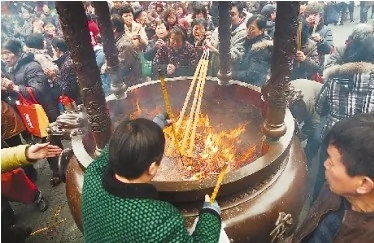 杭州8所寺院婉拒香客烧高香：劣质香烛有害健康(视频/图)