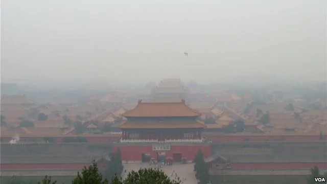 北京霧霾掩蓋表面的平靜之下政治暗流涌動。（美國之音東方拍攝）