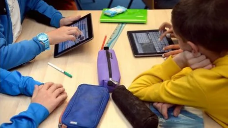 兒童使用平板電腦