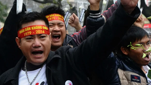 越南河内反华示威民众带着纪念中越边界战争35周年的布条喊口号（16/2/2014）