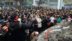 越南河内反华示威民众在还剑湖玉山祠一座塔前集会（16/2/2014）