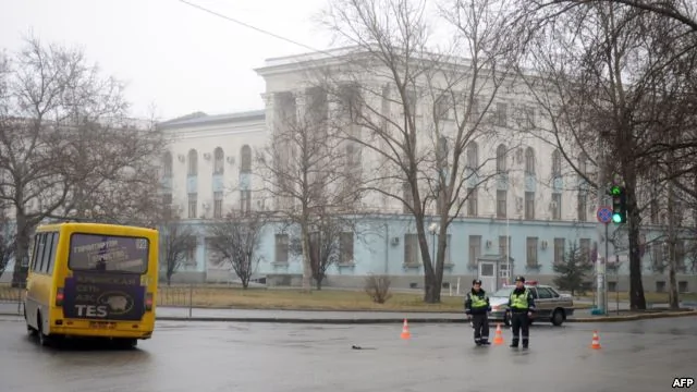 警察守衛在烏克蘭克里米亞地區首府辛菲羅波爾的克里米亞內閣大樓外。（2014年2月27日）