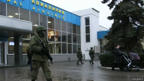 烏克蘭克里米亞辛菲羅波爾機場外的親俄民兵巡邏