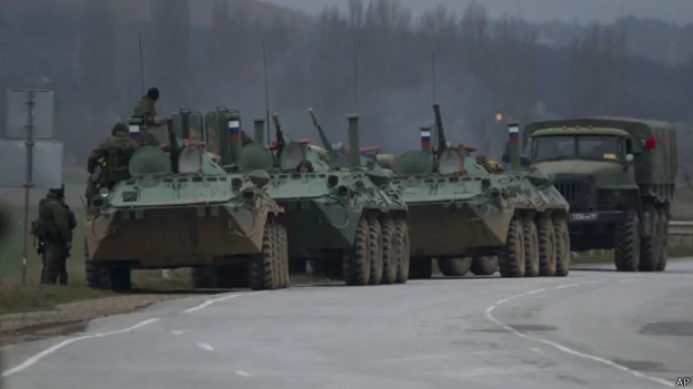 克里米亚的巴赫奇萨赖镇出现了几辆俄罗斯装甲运兵车和卡车（28/02/2014）