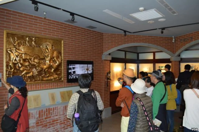 觀眾在2.28紀念館內觀看歷史影片(美國之音申華拍攝)
