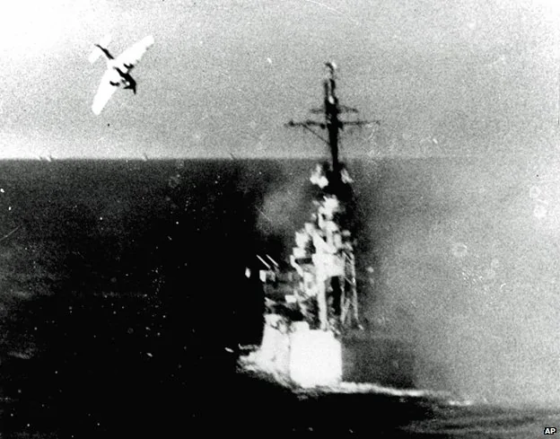 1944年10月「雷伊泰灣海戰」，日本神風敢死隊攻擊美國軍艦
