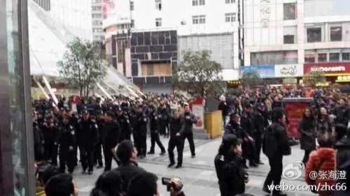 南京新街口醫護示威逾百警戒備