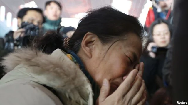 馬來西亞MH370航班失蹤後，一名乘客家屬在北京國際機場痛哭流涕（2014年3月8日）