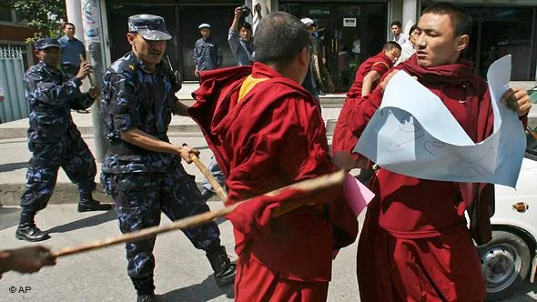 Flash-Galerie Die Macht der digitalen Bilder Nepal Tibet China Mönche und Polizei in Katmandu Flash-Galerie