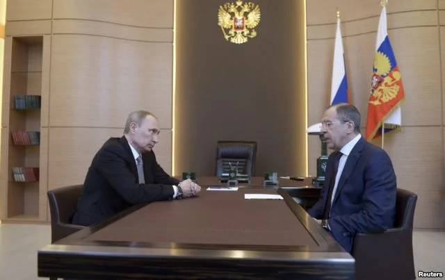 俄羅斯總統3月10日會見拉夫羅夫外長（右）