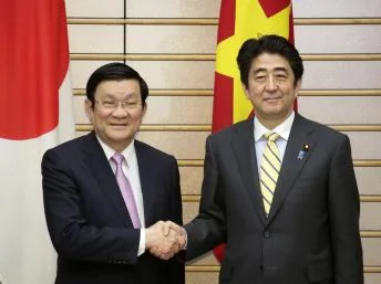 越南國家主席張晉創（左）2014年3月18日與日本首相安倍晉三（右）在東京會談。