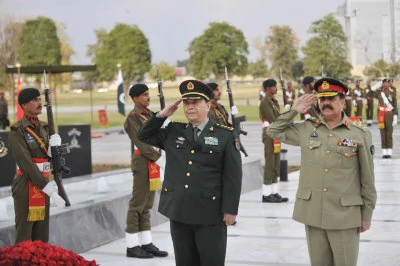中國國防部長常萬全最近的公開行程，是於上月27日訪問巴基斯坦，他並與巴國陸軍參謀長拉希勒（前右）舉行會談。（新華社）

