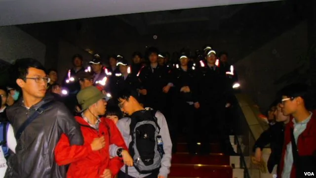 台湾行政院的警察阻止反服贸协议的学生冲上二楼（美国之音申华拍摄）