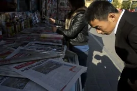 中國人在報刊亭瀏覽。中國印刷業發達，報刊眾多