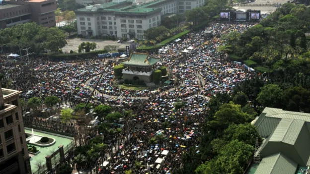 总统府前的抗议人群（2014年3月30日）