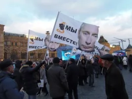 3月18日莫斯科紅場的慶祝集會中，許多人手舉印有普京頭像的旗幟。(美國之音白樺)